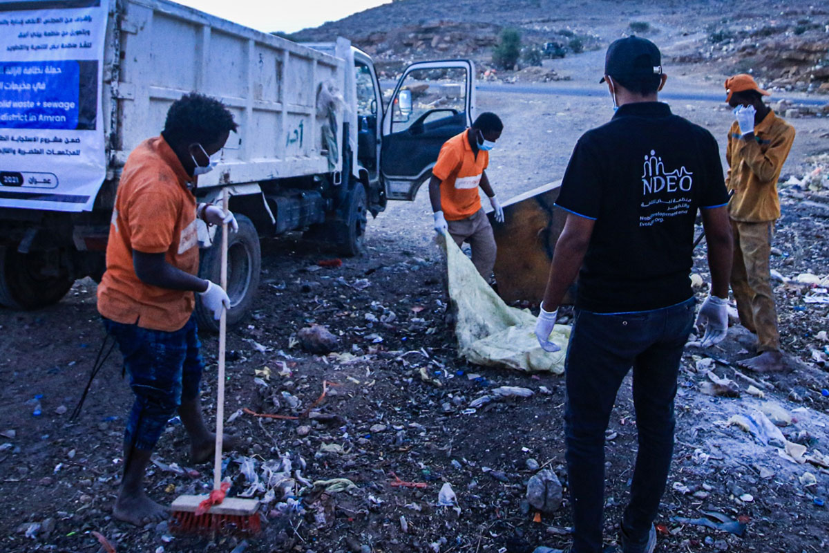 القيام بحملة نظافة ( إزالة المخلفات الصلبة) في مخيمات النازحين بمديرية حوث